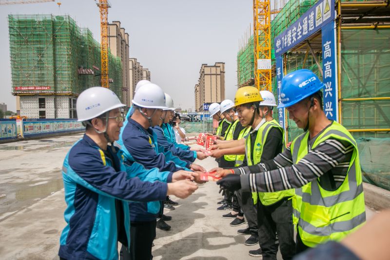 5.辦實事——與協(xié)力隊伍人員及當?shù)鼐用窠Y(jié)對幫扶,并發(fā)放志愿服務(wù)卡