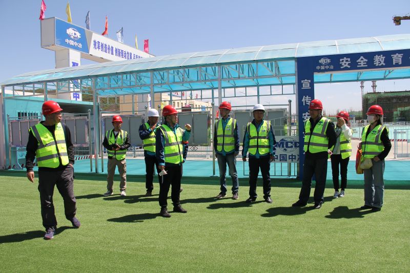 6.項目經(jīng)理帶領(lǐng)媒體記者參觀施工現(xiàn)場